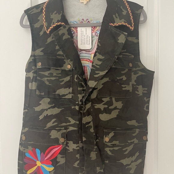 Hip length camo vest, Phoenix embroidery, patch pockets at hip size 2XL - Picture 10 of 14